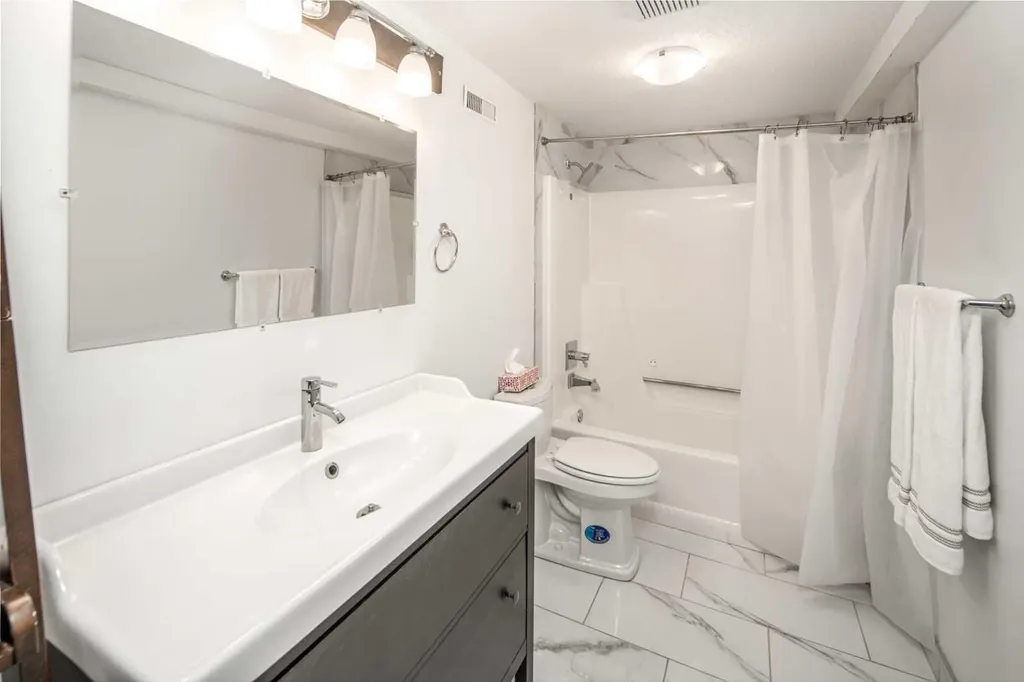 2612 Signal Hill Drive SW Calgary AB T3H 2T7
