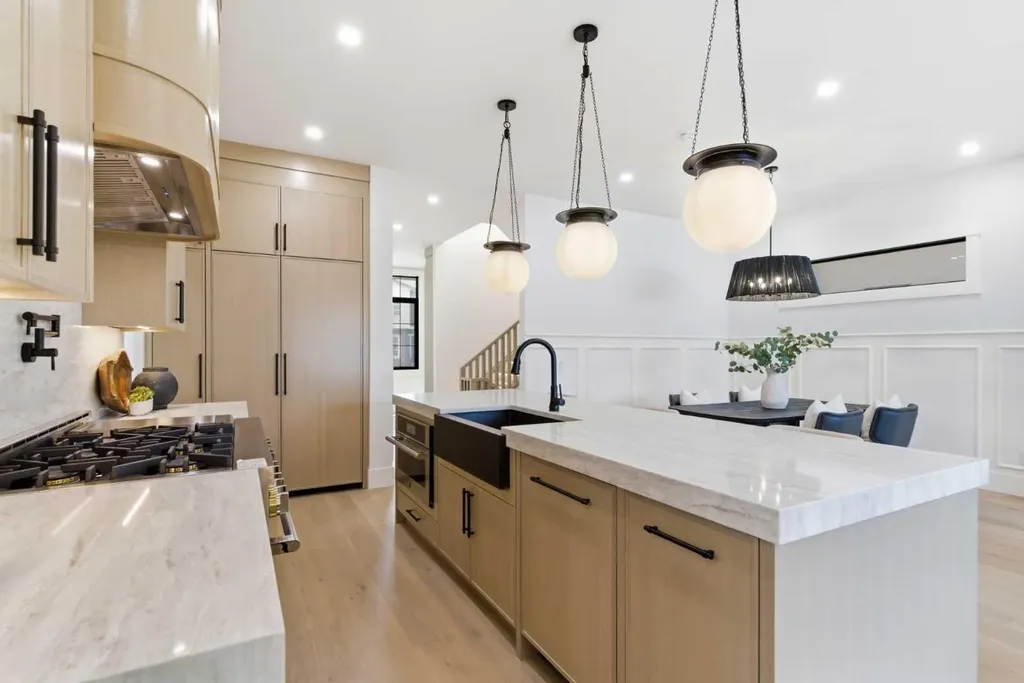 218 19 Avenue NW Calgary AB T2M 0Y2