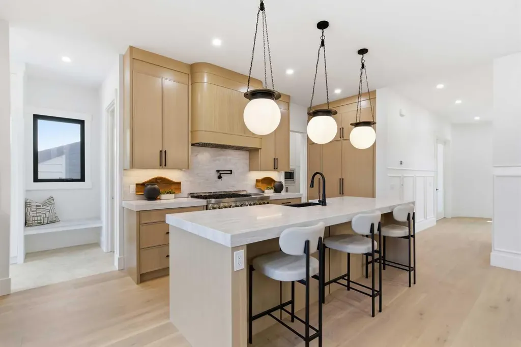 218 19 Avenue NW Calgary AB T2M 0Y2