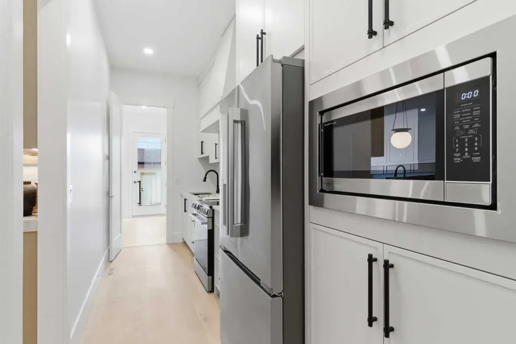 218 19 Avenue NW Calgary AB T2M 0Y2