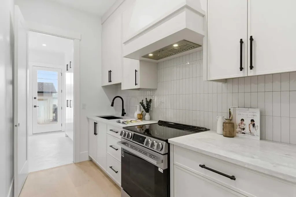 218 19 Avenue NW Calgary AB T2M 0Y2