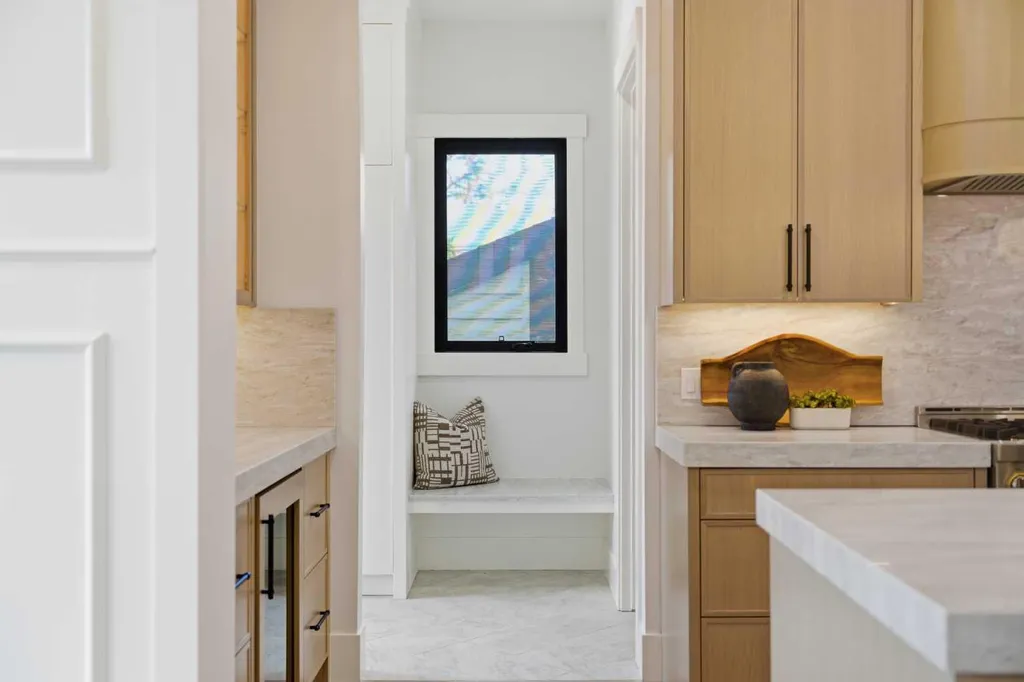 218 19 Avenue NW Calgary AB T2M 0Y2
