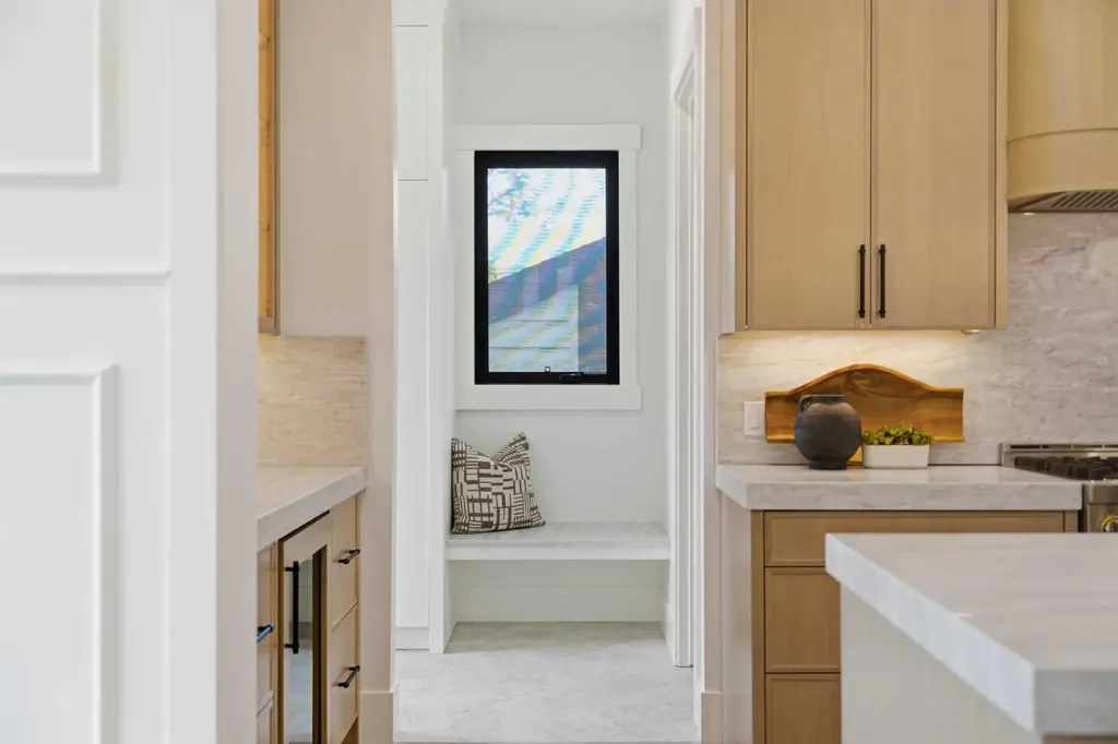 218 19 Avenue NW Calgary AB T2M 0Y2