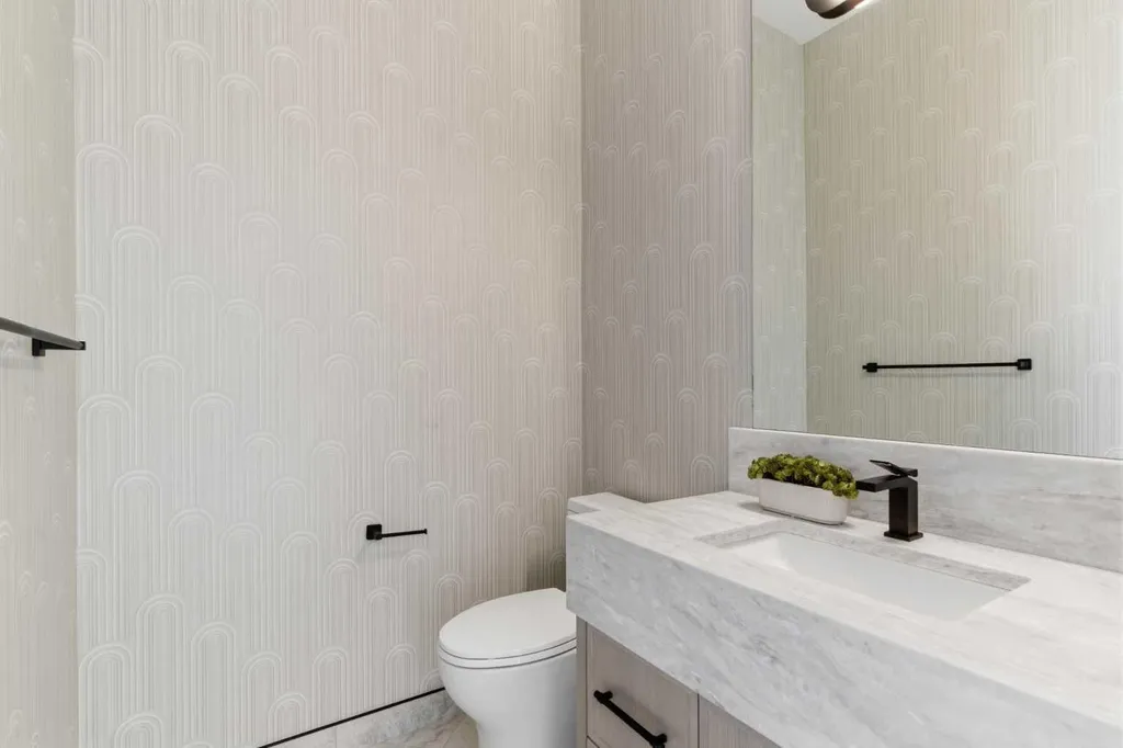 218 19 Avenue NW Calgary AB T2M 0Y2