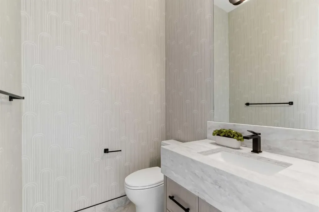 218 19 Avenue NW Calgary AB T2M 0Y2
