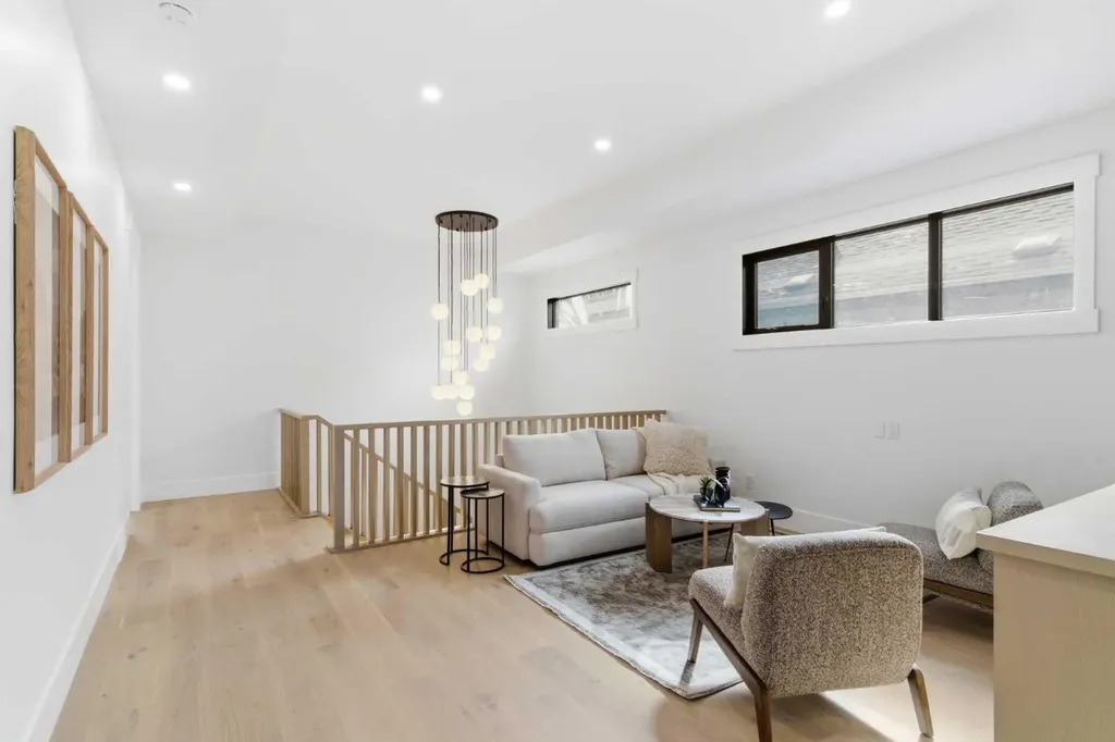 218 19 Avenue NW Calgary AB T2M 0Y2