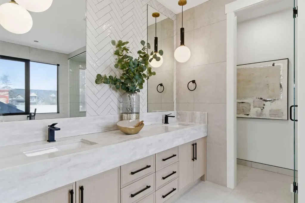218 19 Avenue NW Calgary AB T2M 0Y2