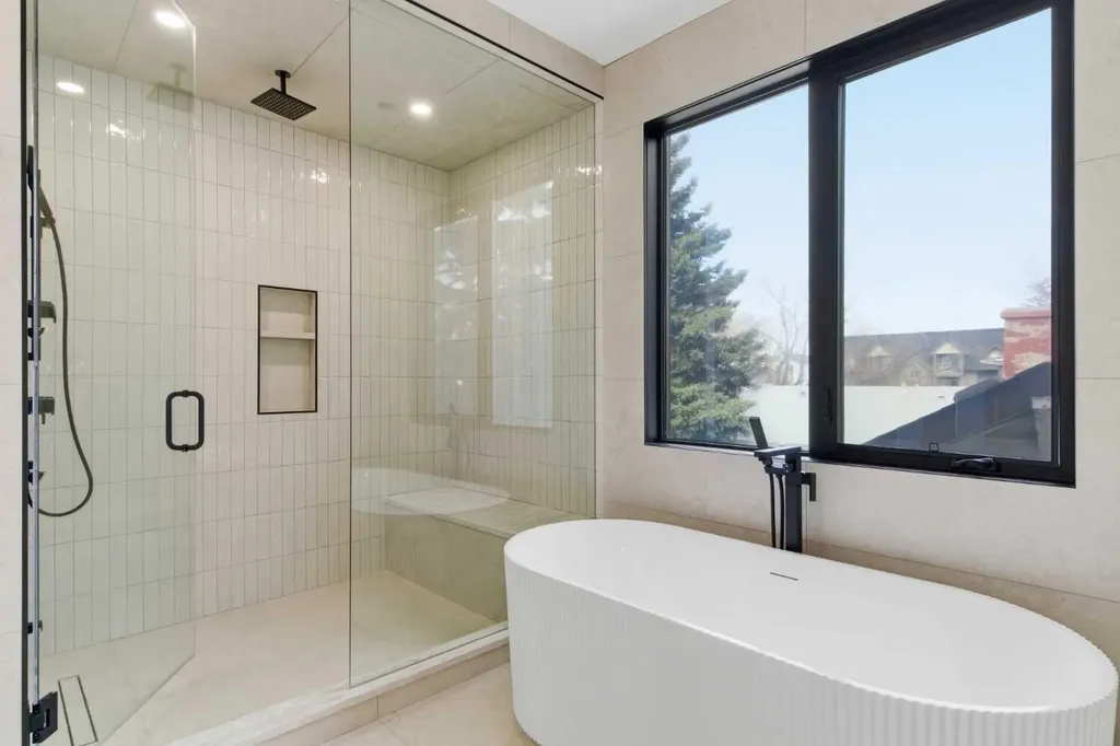 218 19 Avenue NW Calgary AB T2M 0Y2