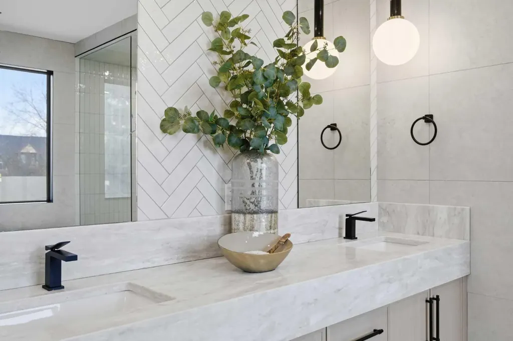 218 19 Avenue NW Calgary AB T2M 0Y2