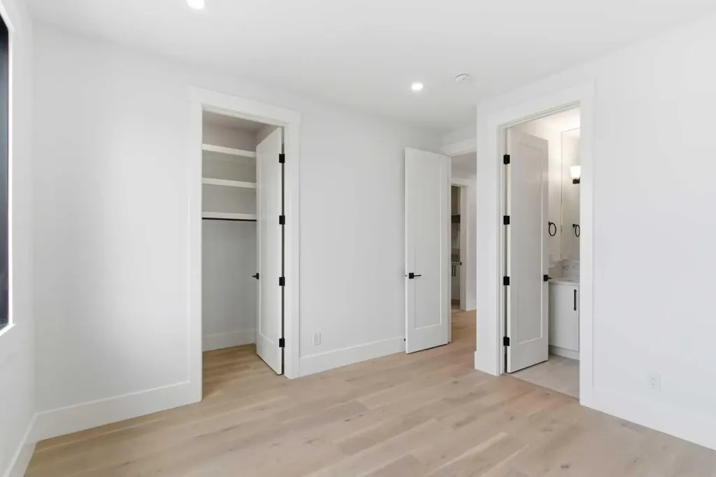 218 19 Avenue NW Calgary AB T2M 0Y2