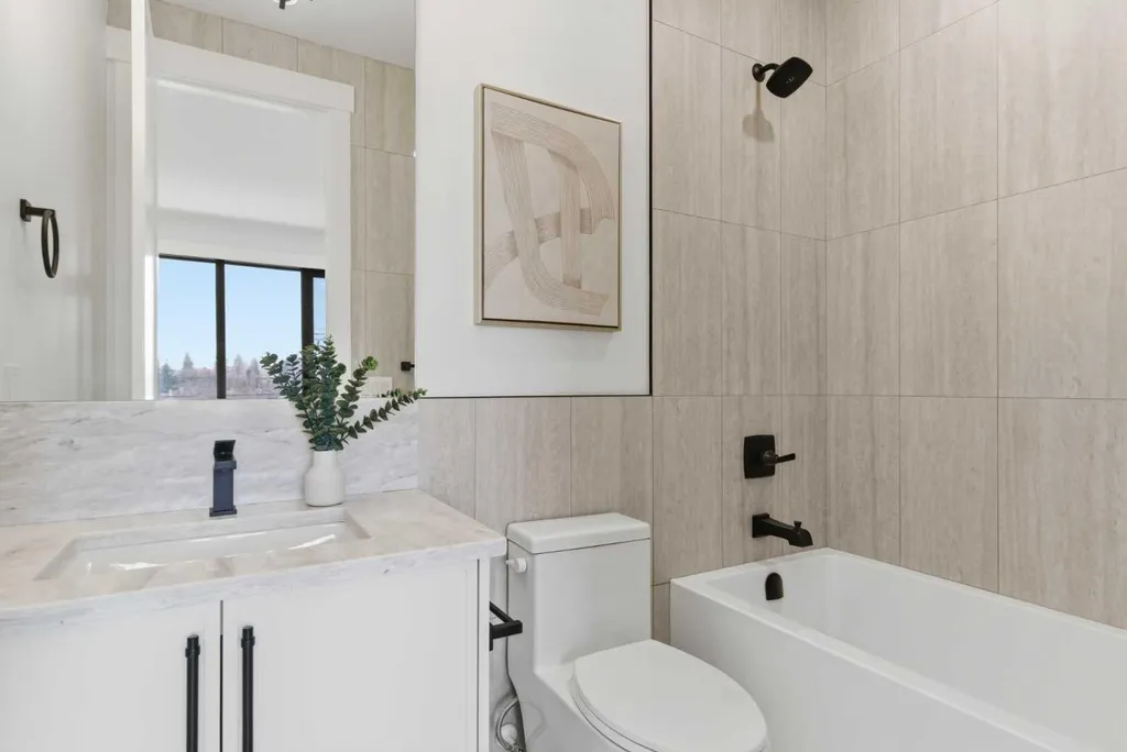 218 19 Avenue NW Calgary AB T2M 0Y2