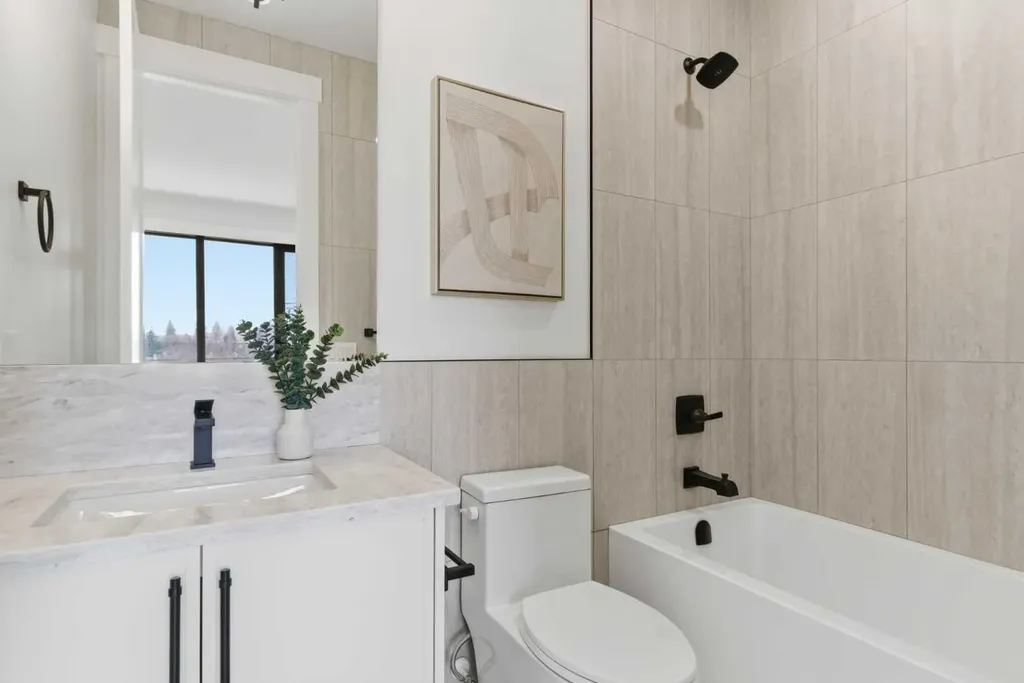 218 19 Avenue NW Calgary AB T2M 0Y2