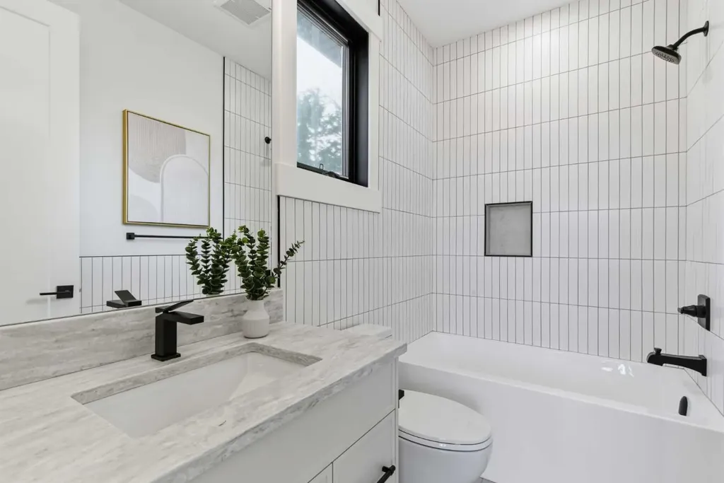 218 19 Avenue NW Calgary AB T2M 0Y2