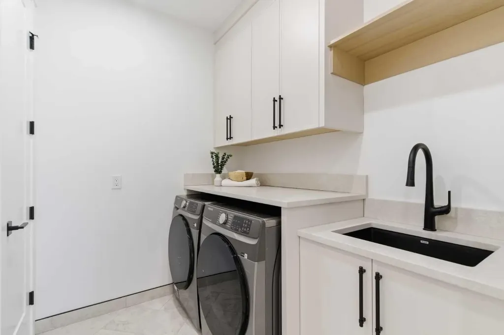 218 19 Avenue NW Calgary AB T2M 0Y2