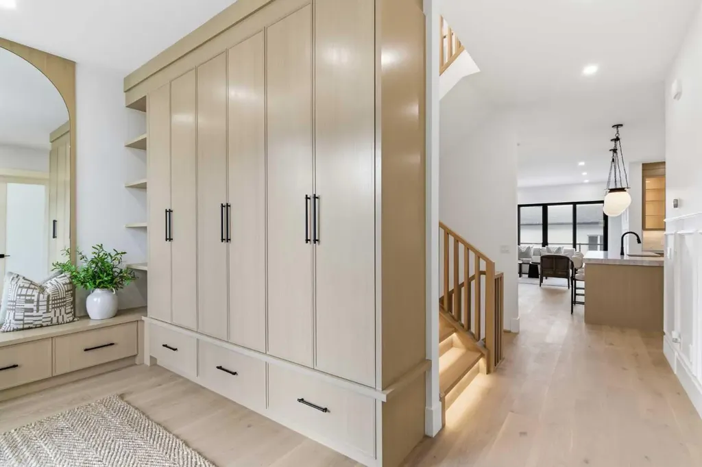 218 19 Avenue NW Calgary AB T2M 0Y2