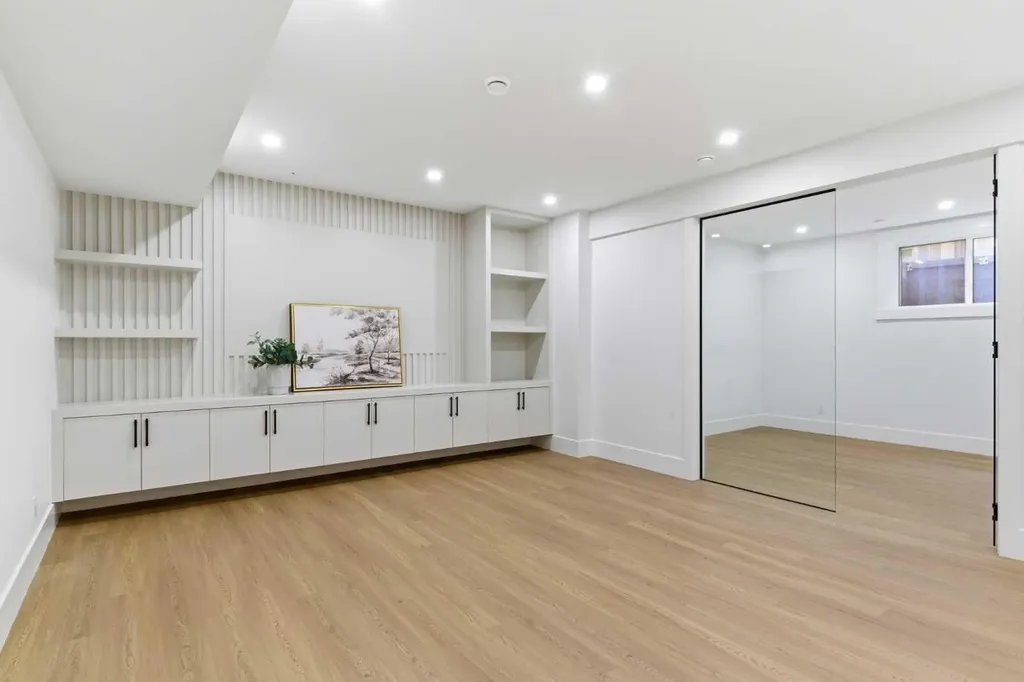 218 19 Avenue NW Calgary AB T2M 0Y2
