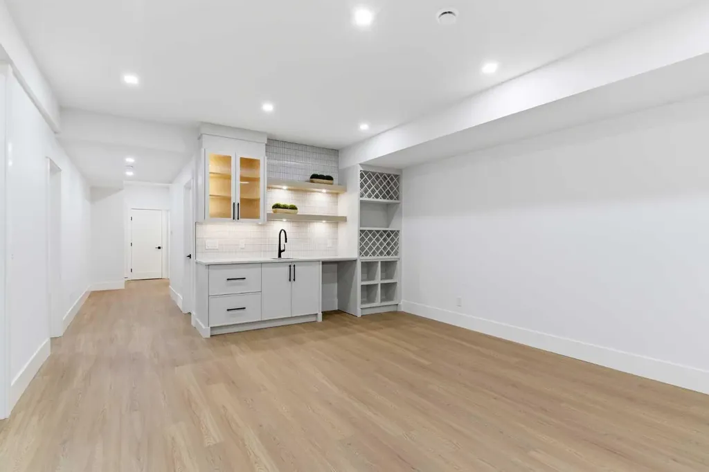 218 19 Avenue NW Calgary AB T2M 0Y2