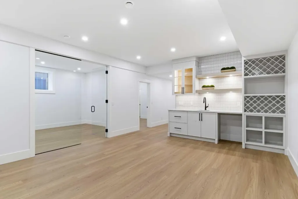 218 19 Avenue NW Calgary AB T2M 0Y2