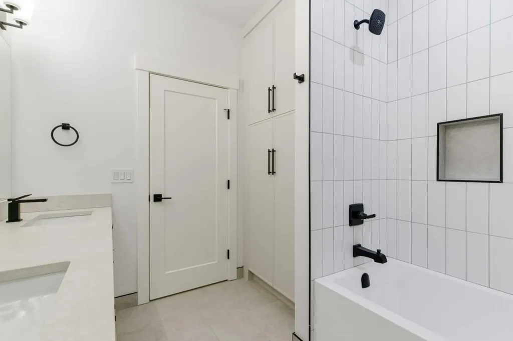 218 19 Avenue NW Calgary AB T2M 0Y2