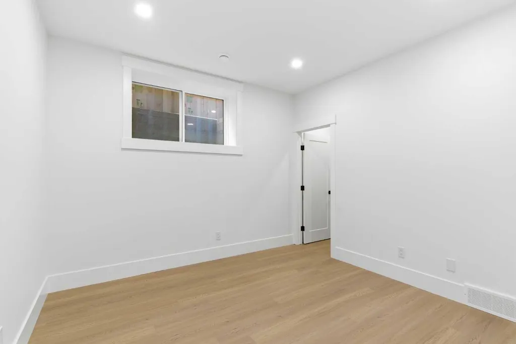 218 19 Avenue NW Calgary AB T2M 0Y2