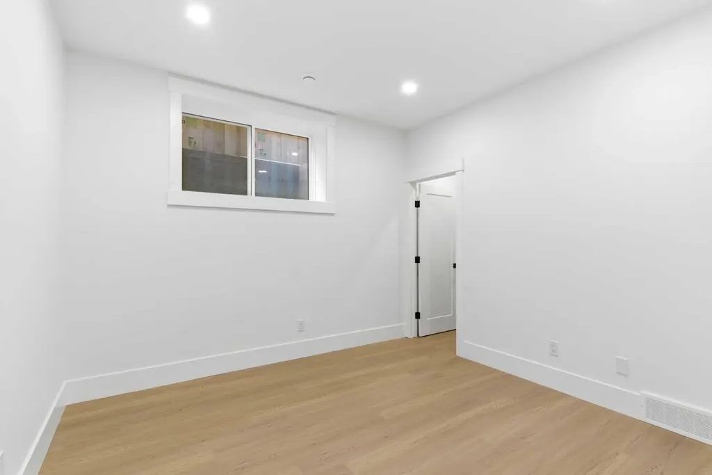 218 19 Avenue NW Calgary AB T2M 0Y2