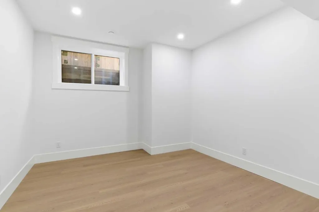 218 19 Avenue NW Calgary AB T2M 0Y2