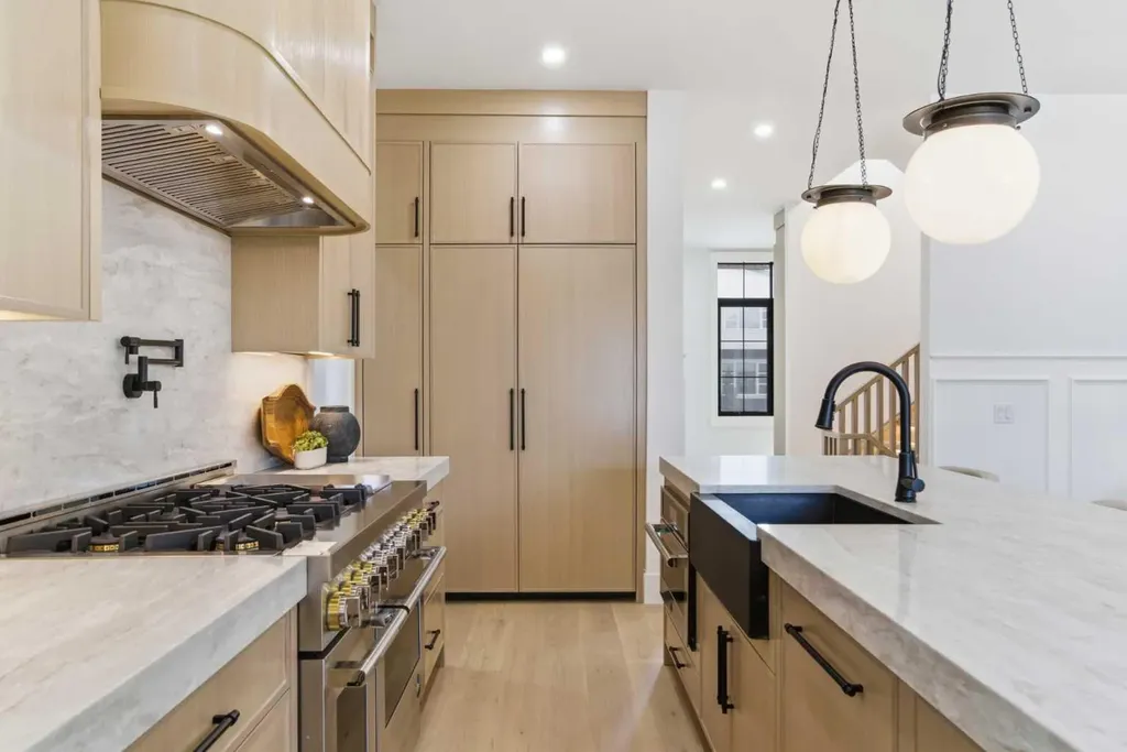 218 19 Avenue NW Calgary AB T2M 0Y2