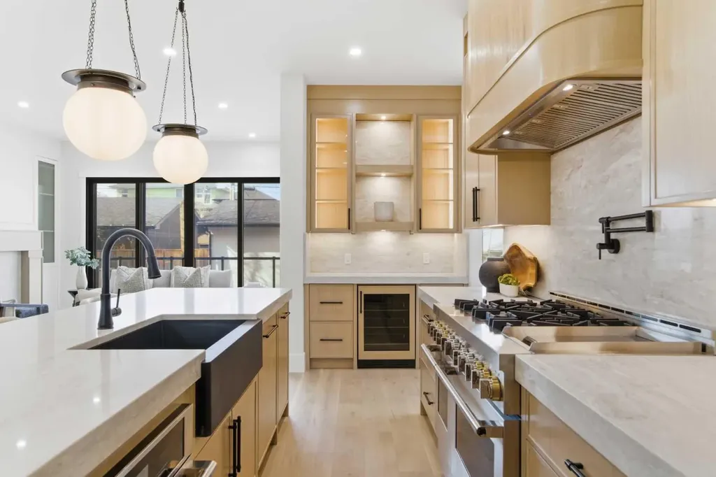 218 19 Avenue NW Calgary AB T2M 0Y2