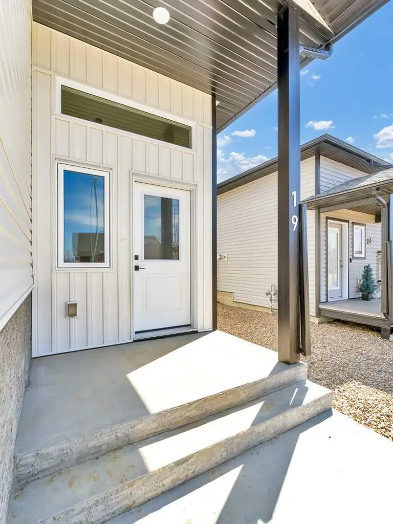 19 Somerside Gate SE Medicine Hat AB T1B 0M1