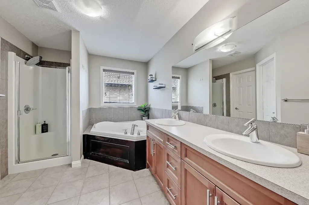 196 Hawkmere Way Chestermere AB T1X 0C9