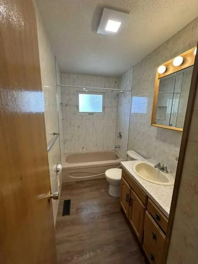 103 7 Avenue E Hanna AB T0J1P0