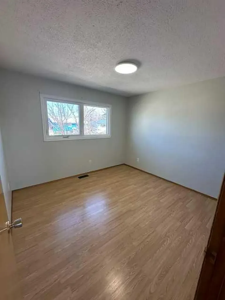 103 7 Avenue E Hanna AB T0J1P0
