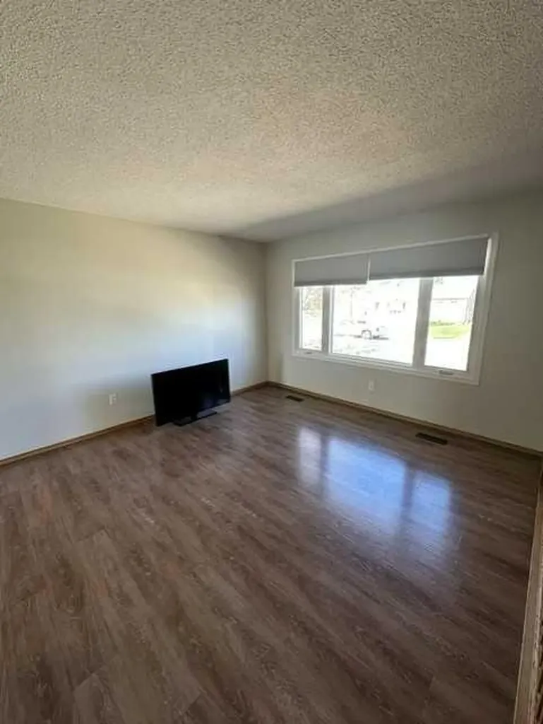 103 7 Avenue E Hanna AB T0J1P0