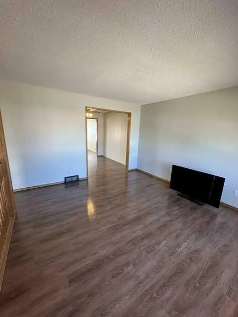 103 7 Avenue E Hanna AB T0J1P0