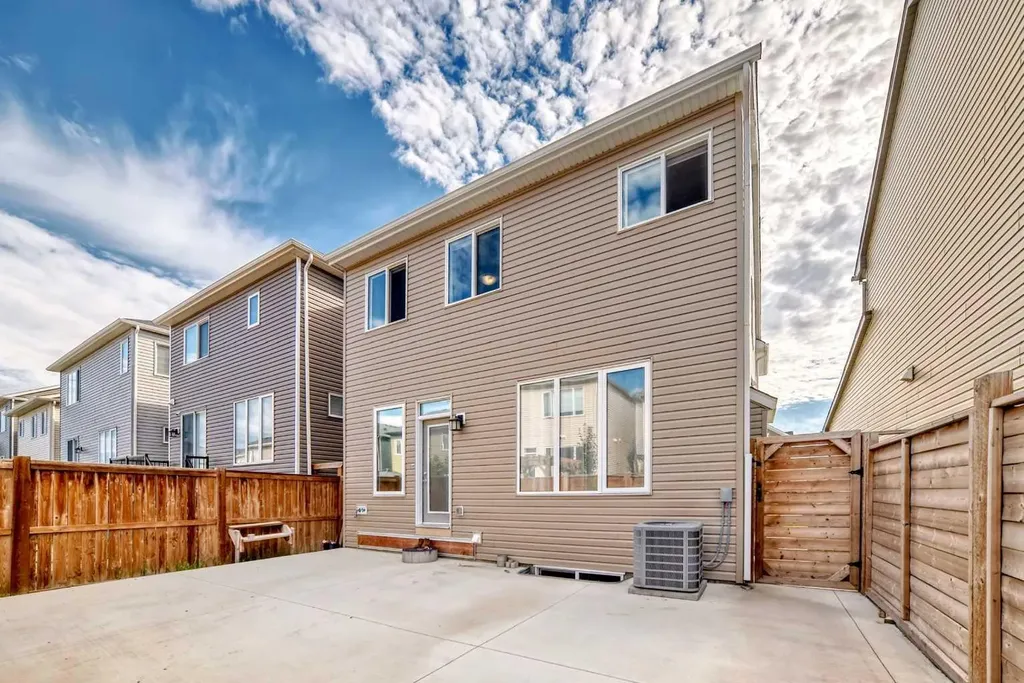 43 Carrington Crescent NW Calgary AB T3P 1N6