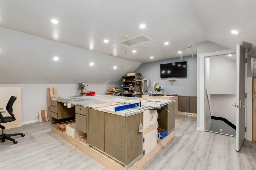 9915 Patton Road SW Calgary AB T2V 5G1