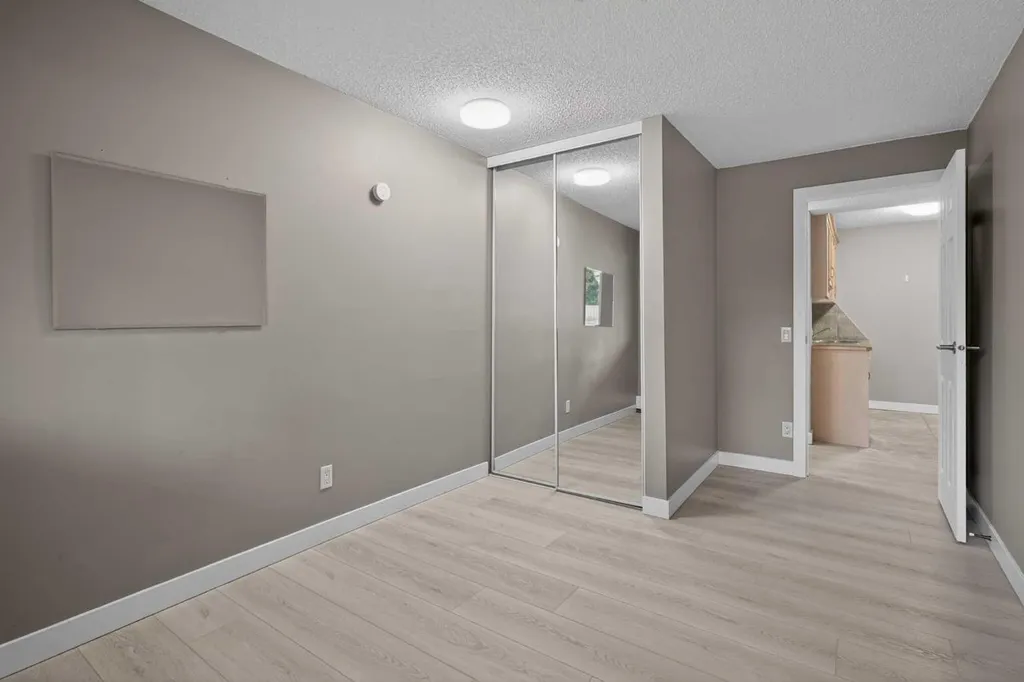 13045 6 Street SW Calgary AB T2W 5H1