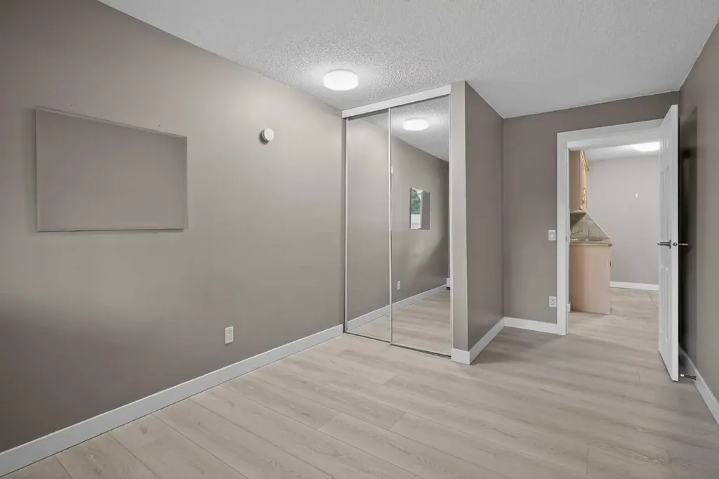 13045 6 Street SW Calgary AB T2W 5H1