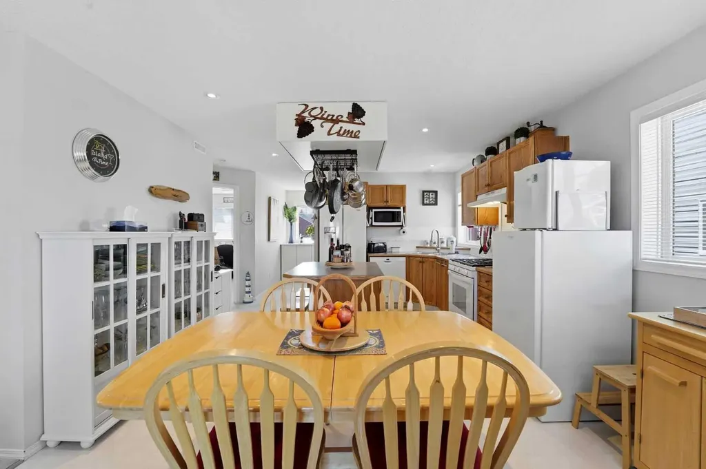 5220 50a Avenue Sylvan Lake AB T4S 1E5
