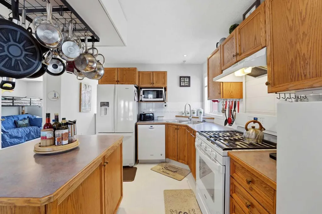 5220 50a Avenue Sylvan Lake AB T4S 1E5