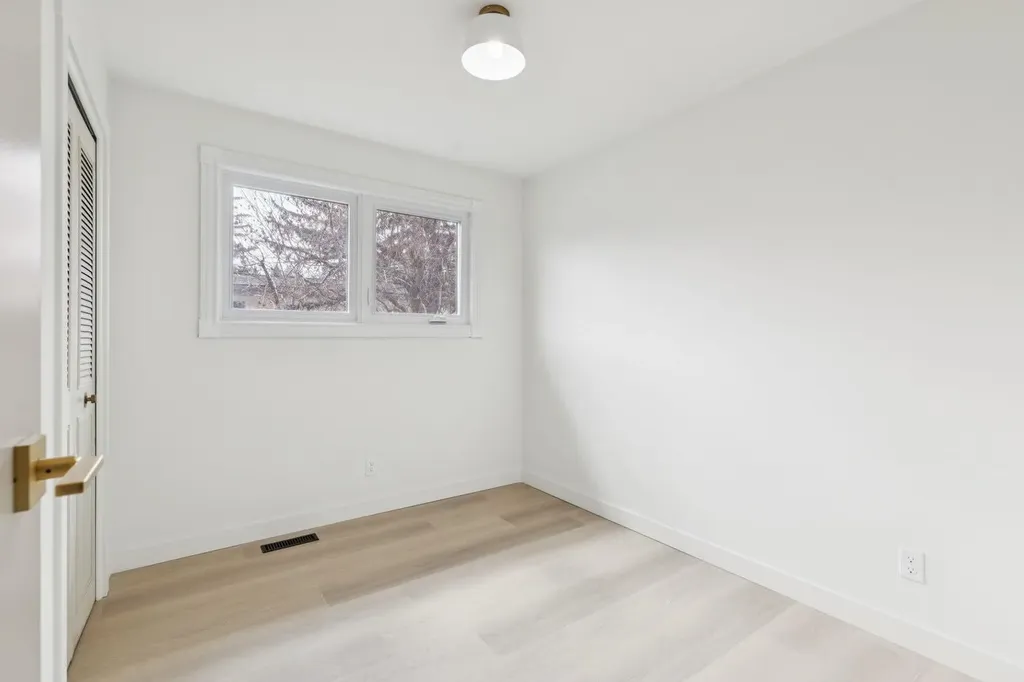 1212 Lake Sylvan Drive SE Calgary AB T2J5N7