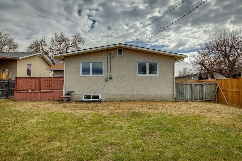 1212 Lake Sylvan Drive SE Calgary AB T2J5N7