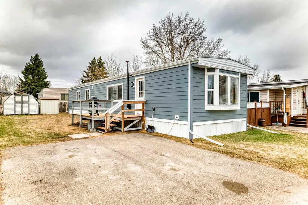 6724 17 Avenue SE Calgary AB T2A0W5