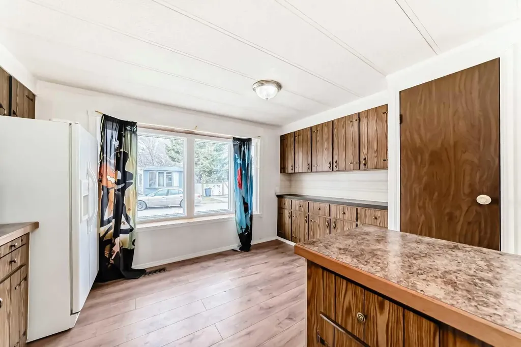 6724 17 Avenue SE Calgary AB T2A0W5