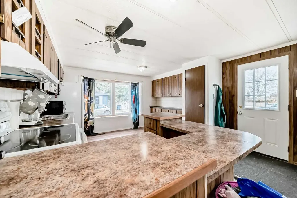 6724 17 Avenue SE Calgary AB T2A0W5
