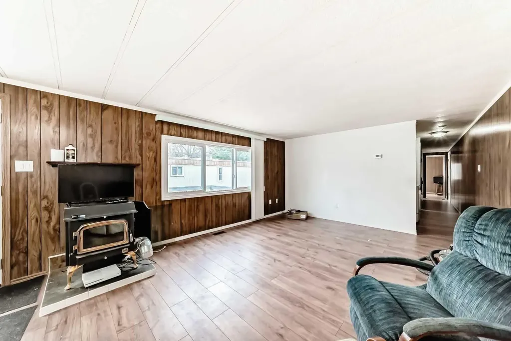 6724 17 Avenue SE Calgary AB T2A0W5