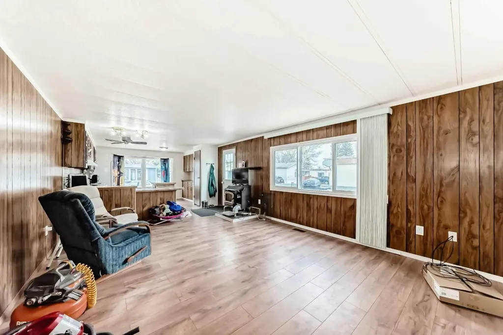 6724 17 Avenue SE Calgary AB T2A0W5