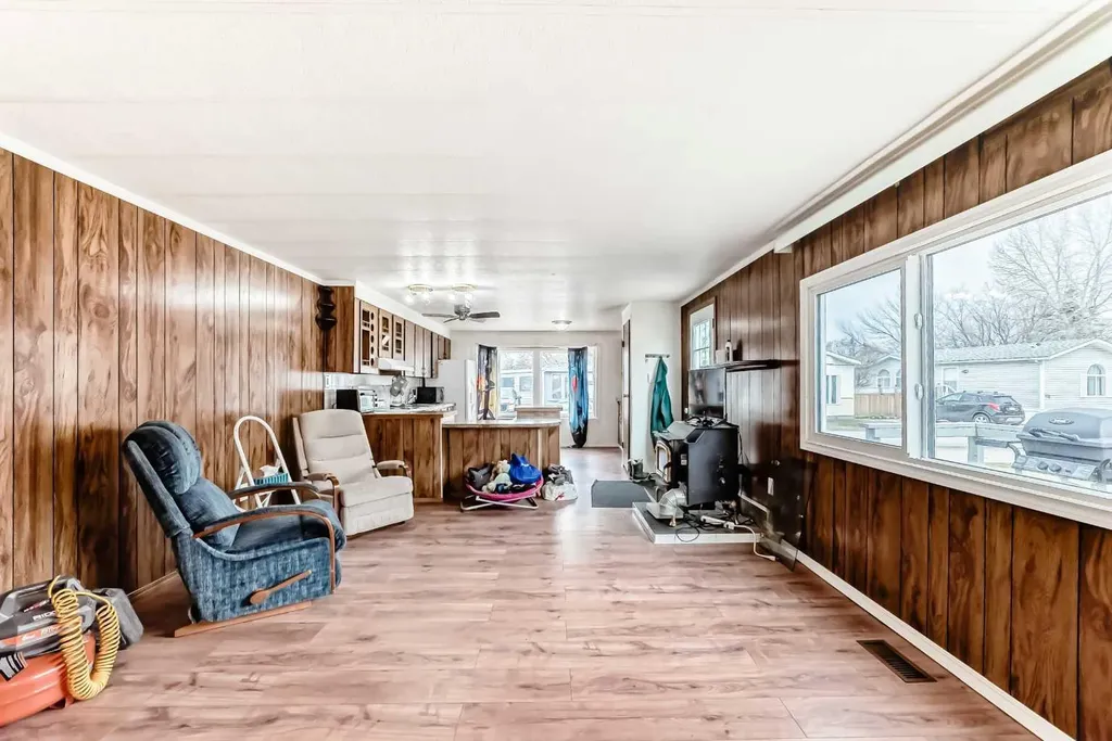 6724 17 Avenue SE Calgary AB T2A0W5