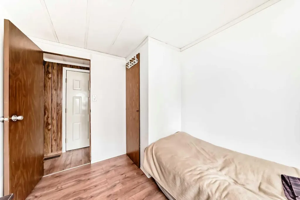 6724 17 Avenue SE Calgary AB T2A0W5