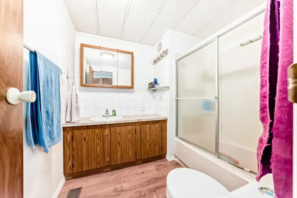 6724 17 Avenue SE Calgary AB T2A0W5